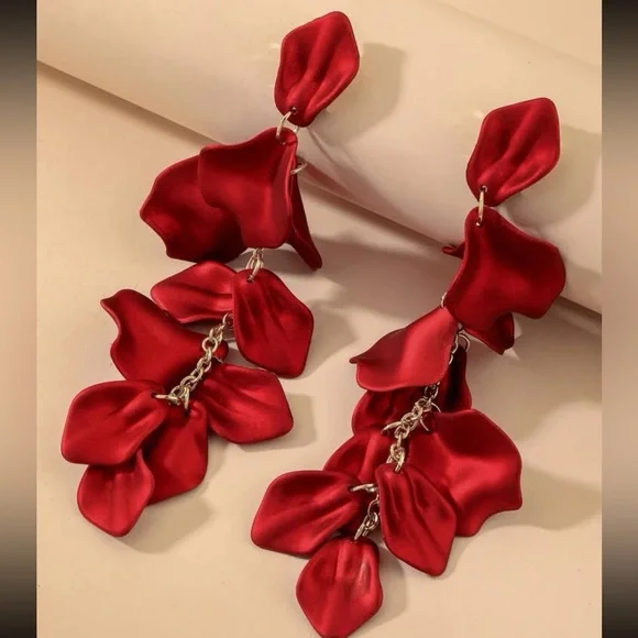 🌹 Beautiful petal drop earrings. Perfect for the holidays and night out.… - Picture 2 of 4